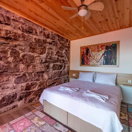 Villa Vera Faralya Kirme Deniz Manzarali Korunakli Balayi Villasi